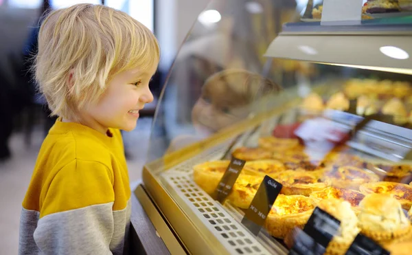 Küçük Mutlu Çocuk Fransız Kafesinde Süpermarkette Vitrindeki Pastalara Diğer Tatlılara — Stok fotoğraf
