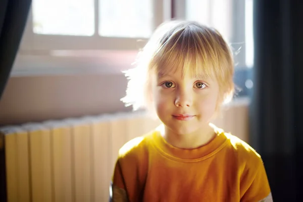 Porträtt Söt Förskolepojke Solig Morgon Hemma Positivt Humör — Stockfoto