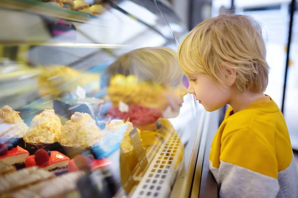 Menino Está Admirando Bolos Outros Doces Vitrine Café Supermercado Dieta — Fotografia de Stock