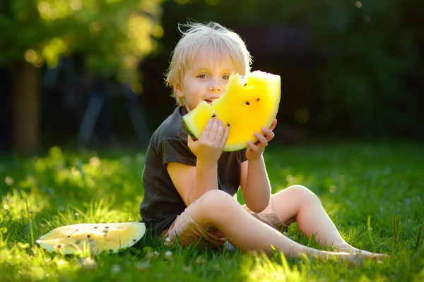 Niño Caucásico Con Pelos Rubios Comiendo Sandía Amarilla Patio Trasero — Foto de Stock