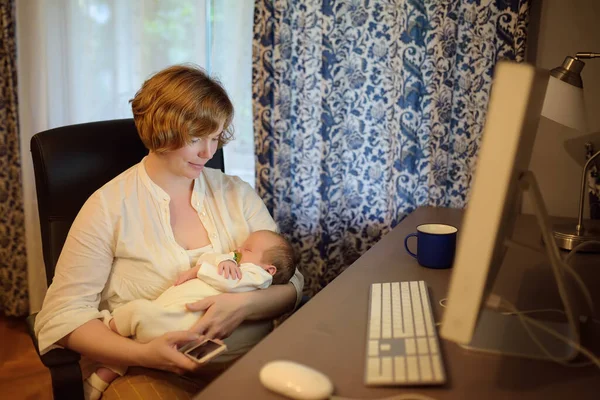 Joven Madre Sosteniendo Bebé Chating Por Teléfono Inteligente Trabajo Casa — Foto de Stock