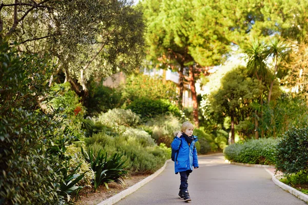 晴れた冬の日にモナコの公園を歩いている男の子 学校の休暇中に子供と家族のための旅行 — ストック写真