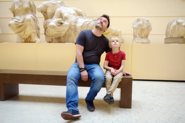Moskova, Rusya - 21 Temmuz 2019: Babasıyla birlikte Moskova 'daki Puşkin Devlet Güzel Sanatlar Müzesi' nde heykellere bakan küçük bir çocuk. Çocukların estetik ve sanat eğitimi.