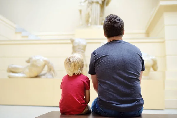 俄罗斯莫斯科 2019年7月21日 一个小男孩和他的父亲在莫斯科普希金国立美术博物馆观看雕塑 儿童的美育和艺术教育 — 图库照片
