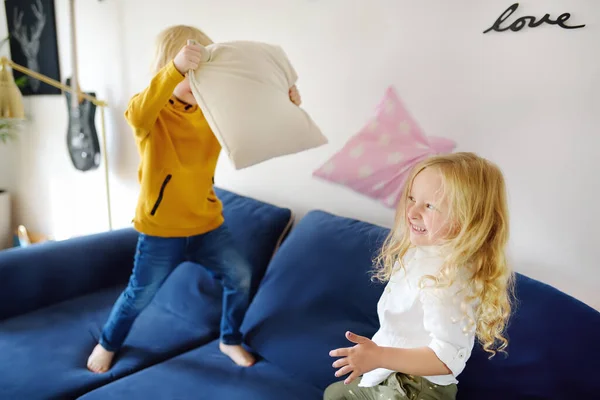 Pillow Fight Mischievous Preschooler Children Jumping Sofa Hitting Each Other — Stock Photo, Image