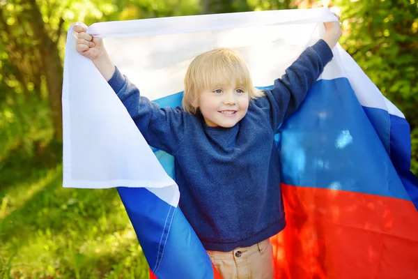 Retrato Menino Bonito Parque Verão Público Com Bandeira Russa Fundo — Fotografia de Stock