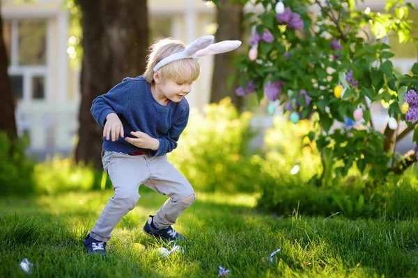 Bel Bambino Che Indossa Orecchie Coniglio Caccia Uova Nel Parco — Foto Stock