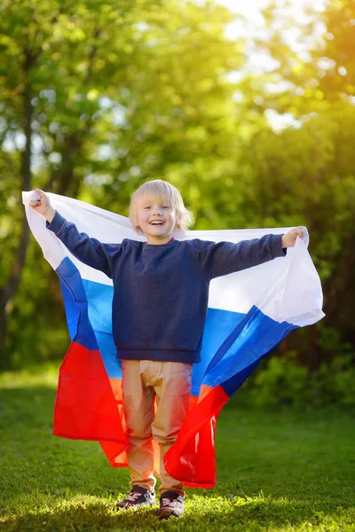 Retrato Menino Bonito Parque Verão Público Com Bandeira Russa Fundo — Fotografia de Stock