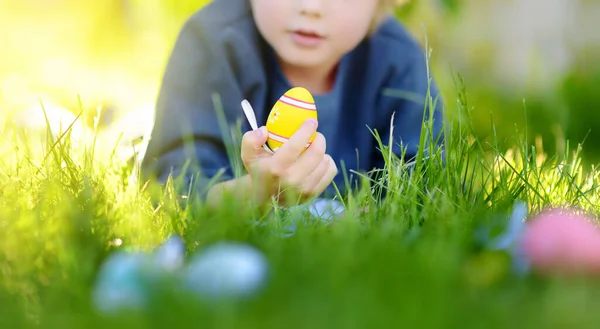 复活节那天 小男孩在春天的花园里寻找彩蛋 传统的东方户外节 把重点放在黄蛋上 — 图库照片
