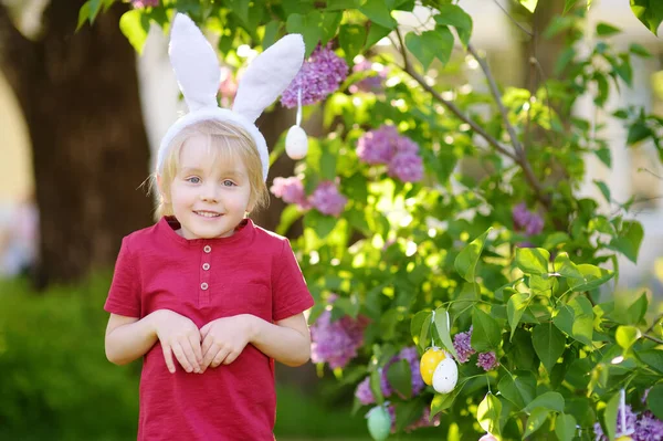 Милый Мальчик Кроличьих Ушах Охотится Яйцами Весеннем Парке Пасху — стоковое фото