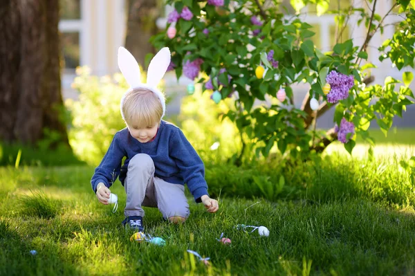 Kleiner Junge Auf Eiersuche Frühlingsgarten Ostertag Traditionelles Osterfest Freien Bunte — Stockfoto