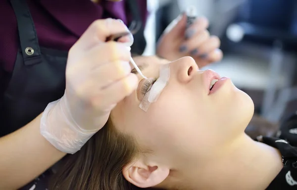 Esteticista Fazendo Procedimentos Laminação Pestanas Procedimentos Modernos Tratamento Cílios Coloração — Fotografia de Stock