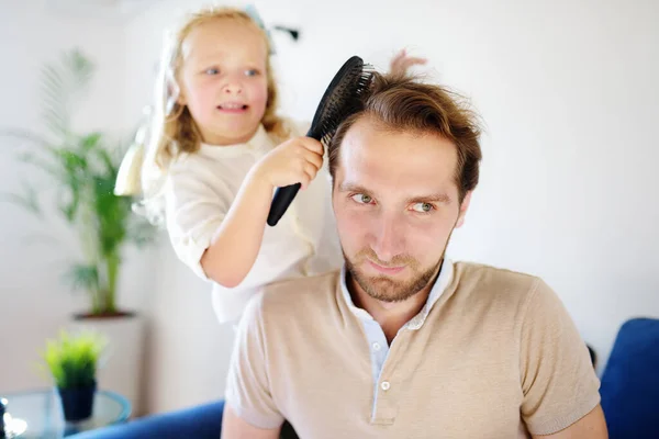 Pequena Filha Cabelo Encaracolado Fazendo Penteado Engraçado Para Seu Jovem — Fotografia de Stock