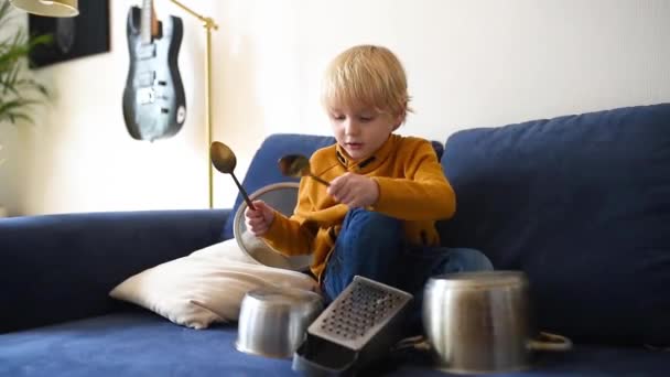 いたずらな未就学児の男の子は キッチンツールや調理器具を使用して音楽を再生します 小さな男の子から面白いドラムパート 自宅で創造的な子供のための面白いと発達活動 — ストック動画