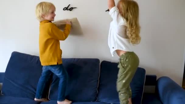 Kissenschlacht Verschmitzte Vorschulkinder Die Auf Ein Sofa Springen Und Sich — Stockvideo