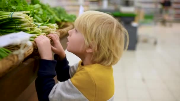 Leuke Kleine Jongen Een Levensmiddelenwinkel Supermarkt Die Vers Biologisch Groen — Stockvideo
