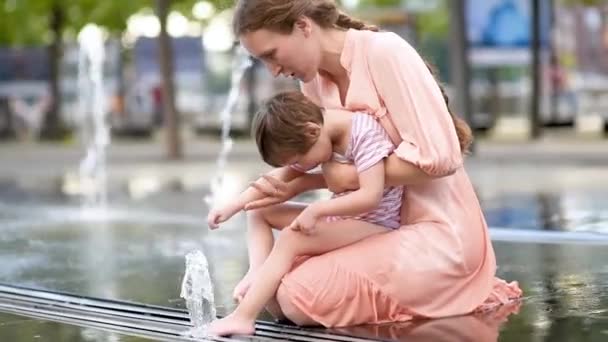 Schöne Behinderte Mädchen Den Armen Seiner Mutter Spaß Brunnen Des — Stockvideo