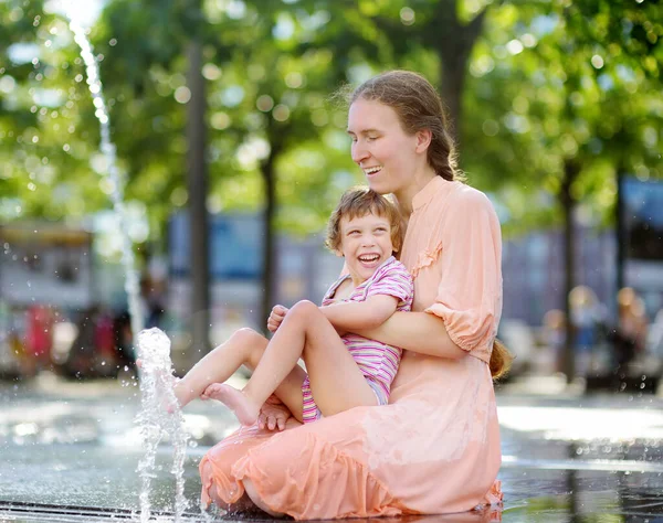 Portrait Beautiful Disabled Girl Arms His Mother Having Fun Fountain — Stock Photo, Image
