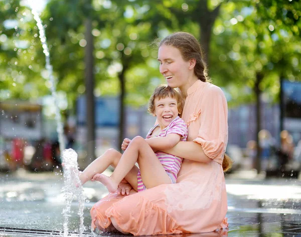 Portret Pięknej Dziewczyny Niepełnosprawnych Ramionach Matki Zabawy Fontannie Parku Publicznego — Zdjęcie stockowe