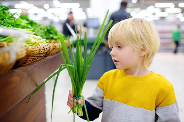Rapaz Numa Loja Comida Num Supermercado Escolher Cebola Verde Orgânica — Fotografia de Stock