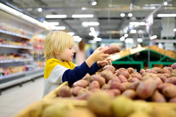 Rapaz Numa Loja Comida Num Supermercado Escolher Batatas Orgânicas Frescas — Fotografia de Stock