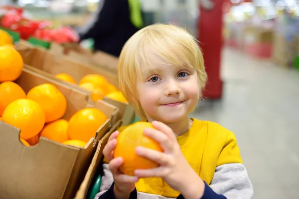 Leuk Jongetje Een Levensmiddelenwinkel Supermarkt Die Verse Biologische Sinaasappels Kiest — Stockfoto