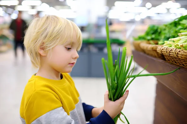 Anak Kecil Toko Makanan Atau Supermarket Memilih Bawang Hijau Organik — Stok Foto