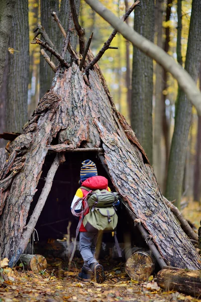 Niño Explorador Durante Senderismo Bosque Otoño Niño Examinando Cabaña Tipi —  Fotos de Stock