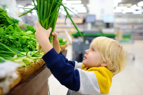 Liten Pojke Mataffär Eller Stormarknad Väljer Färsk Ekologisk Grön Lök — Stockfoto