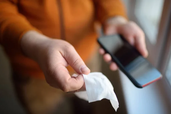 Volwassen Man Veegt Met Een Desinfecterende Doek Zijn Smartphone Thuiskomst — Stockfoto