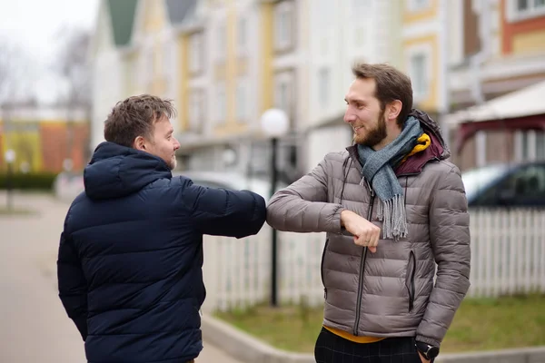 Män Hälsar Varandra Med Armbågar Istället För Handslag Vänner Eller — Stockfoto