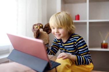 Küçük çocuk, Coronavirüs salgınında görüntülü sohbet için buluşuyor. Karantina sırasında evde kal. Çevrimiçi akrabalar ve arkadaşlarla iletişim. Sosyal mesafeyi korumak.