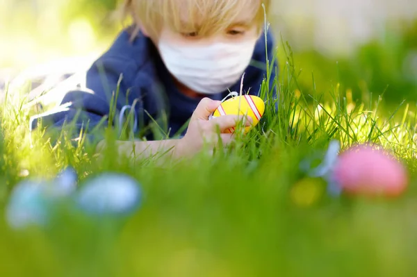 Menino Vestindo Máscara Médica Descartável Caçando Ovos Páscoa Jardim Primavera — Fotografia de Stock