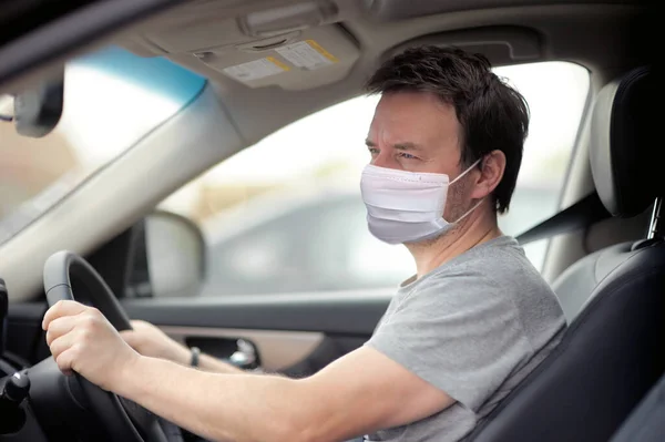 Portret Van Een Man Met Een Wegwerpmasker Een Auto Tijdens — Stockfoto