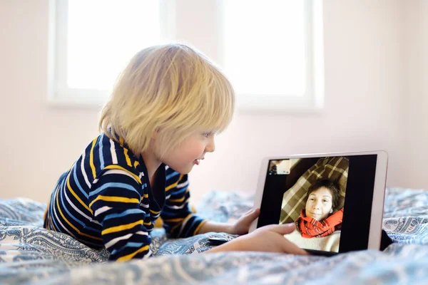 Malý Chlapec Setkává Mluví Svou Babičkou Video Chatu Zatímco Koronavirus — Stock fotografie