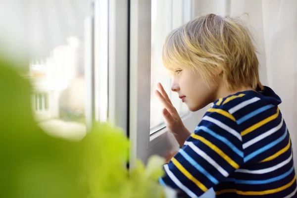 Sed Mały Chłopiec Patrząc Okno Podczas Pandemii Koronawirusa Dziecko Nudzi — Zdjęcie stockowe