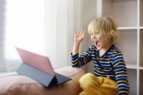 Malý Chlapec Setkává Mluví Video Chatu Zatímco Coronavirus Pandemie Zůstaňte — Stock fotografie