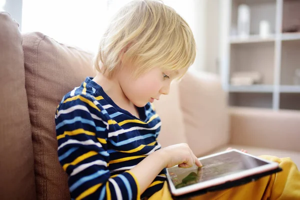 Předškolní Chlapec Učení Dálku Tablet Nebo Hraní Hry Sedí Gauči — Stock fotografie