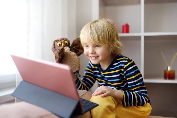 Malý Chlapec Schází Hraní Rande Video Chatu Zatímco Coronavirus Pandemie — Stock fotografie