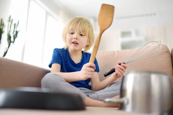 在检疫期间 淘气的学龄前男孩在家里用厨房用具和器皿播放音乐 有趣的鼓部分从孩子 在家里招待小孩子 — 图库照片