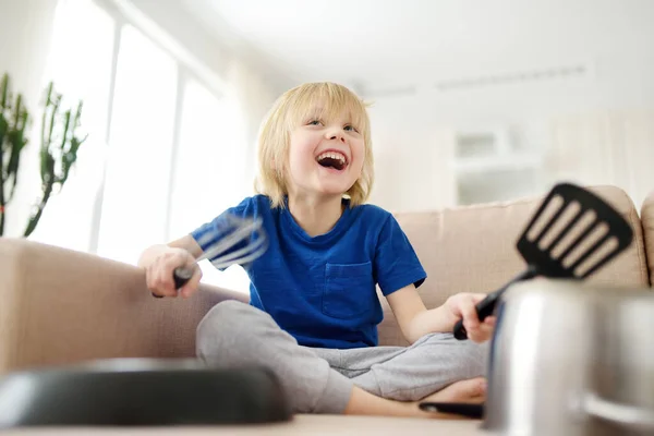 Mischievous Peuter Jongen Spelen Muziek Met Behulp Van Keukengerei Gebruiksvoorwerpen — Stockfoto