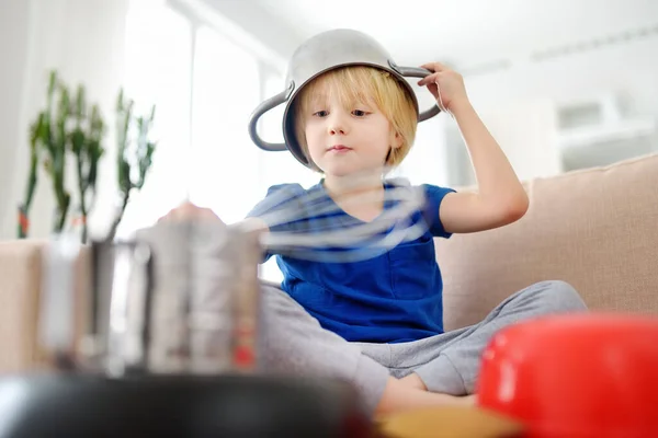 Menino Pré Escolar Travesso Tocar Música Usando Ferramentas Cozinha Utensílios — Fotografia de Stock