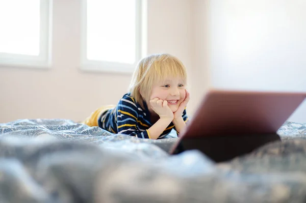 Niño Preescolar Está Viendo Películas Películas Dibujos Animados Desde Tableta —  Fotos de Stock