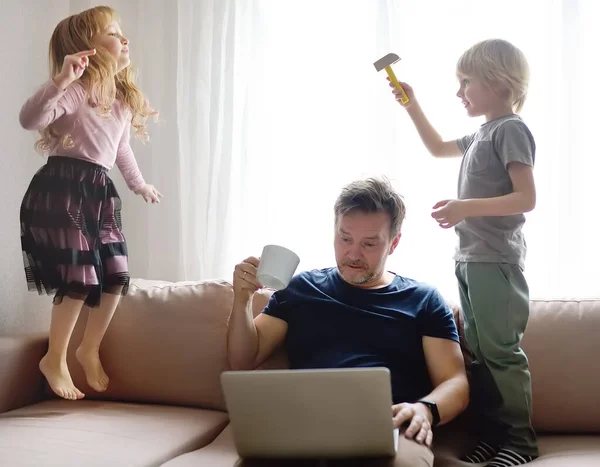 Padre Cansado Con Sus Dos Hijos Durante Cuarentena Quédate Casa —  Fotos de Stock