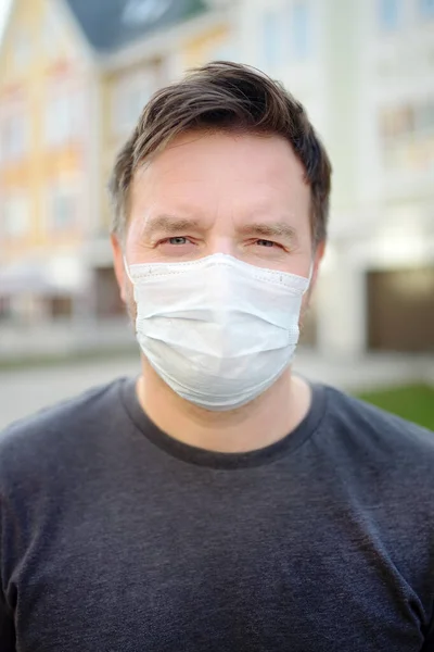 Человек Защитной Маске Городской Улице Безопасность Время Вспышки Covid Пандемия — стоковое фото