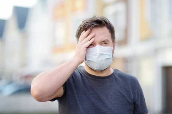 Een Man Met Een Beschermend Masker Straat Veiligheid Tijdens Covid — Stockfoto