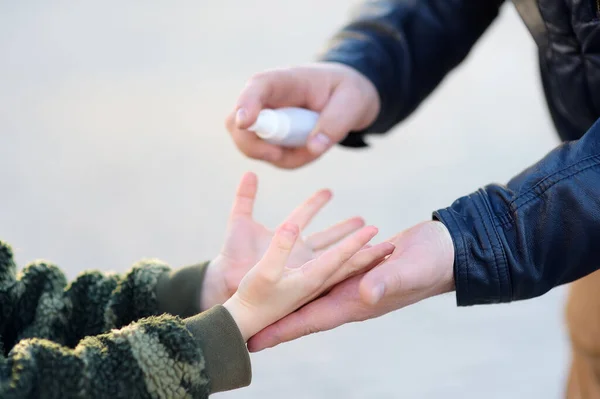 Reifer Mann Und Kleines Kind Desinfiziert Die Hände Mit Desinfektionsmittel — Stockfoto