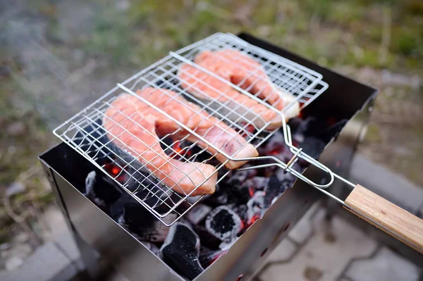 在后院烹调烤红鱼牛排 在烤架上烤着的烤架上 在煤块上的篝火上 有多汁的鲑鱼片 户外活动 — 图库照片
