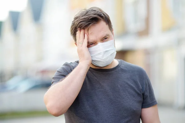 Een Man Met Een Beschermend Masker Straat Veiligheid Tijdens Covid — Stockfoto