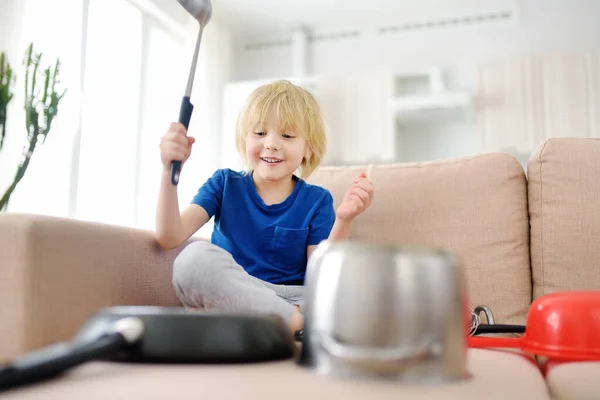 Anak Yang Nakal Memainkan Musik Menggunakan Alat Dapur Dan Peralatan — Stok Foto